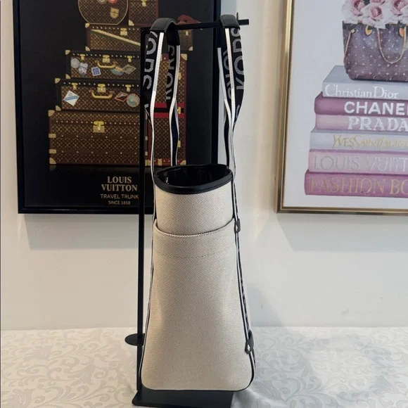 Stunning Michael Kors Large Tote - Picture 4 of 15